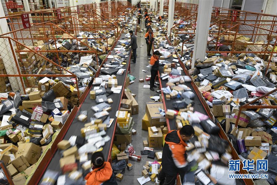 「ダブル11」後の宅配ラッシュ　発送待ちの宅配物が山積みに