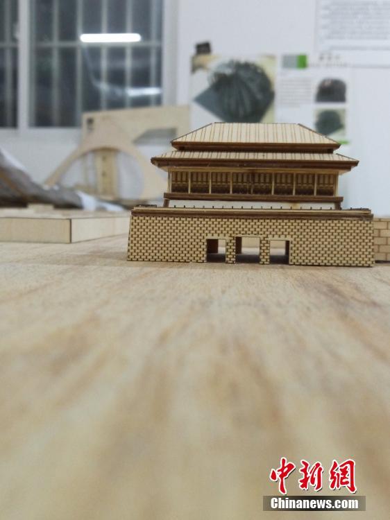 厳かな雰囲気を細かく再現(xiàn)　木の板で制作された故宮の模型　大連