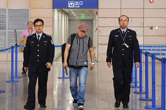 中國警察が米國籍の逃走犯を送還