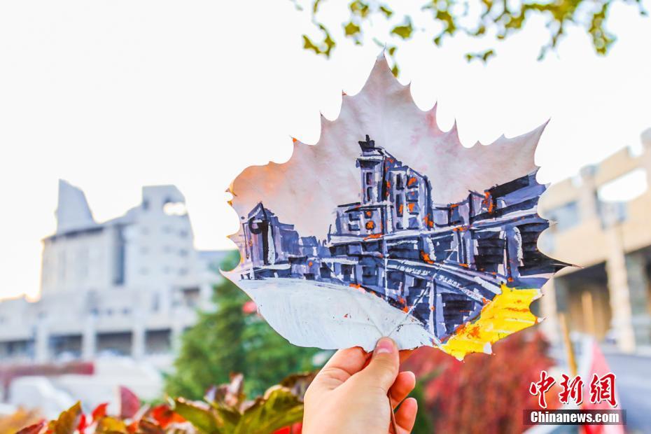 落ち葉が美しく生まれ変わる　女子學生が描く落ち葉アート　大連