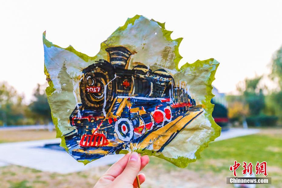 落ち葉が美しく生まれ変わる　女子學(xué)生が描く落ち葉アート　大連