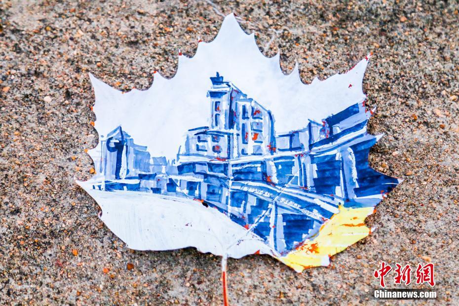 落ち葉が美しく生まれ変わる　女子學(xué)生が描く落ち葉アート　大連