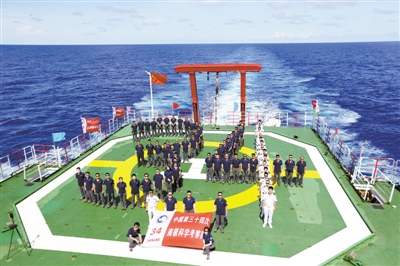 極地観測船「雪竜號」が赤道を通過、南半球へ