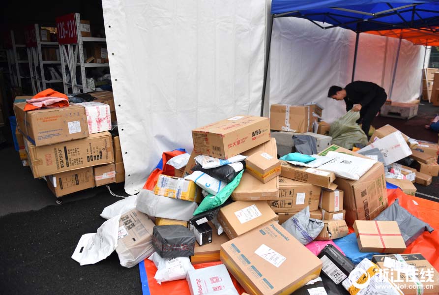 「ダブル11」宅配ラッシュで、大學(xué)キャンパス內(nèi)に臨時宅配物預(yù)かり所登場