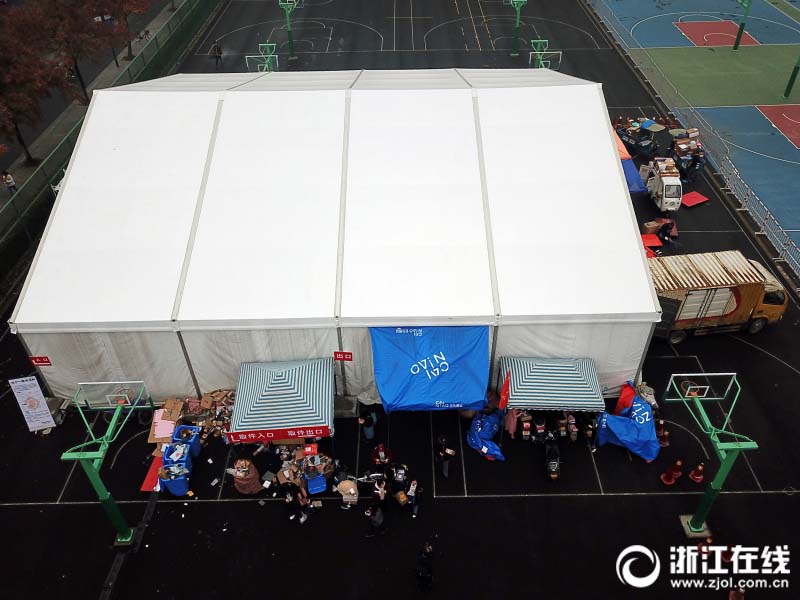 「ダブル11」宅配ラッシュで、大學(xué)キャンパス內(nèi)に臨時(shí)宅配物預(yù)かり所登場