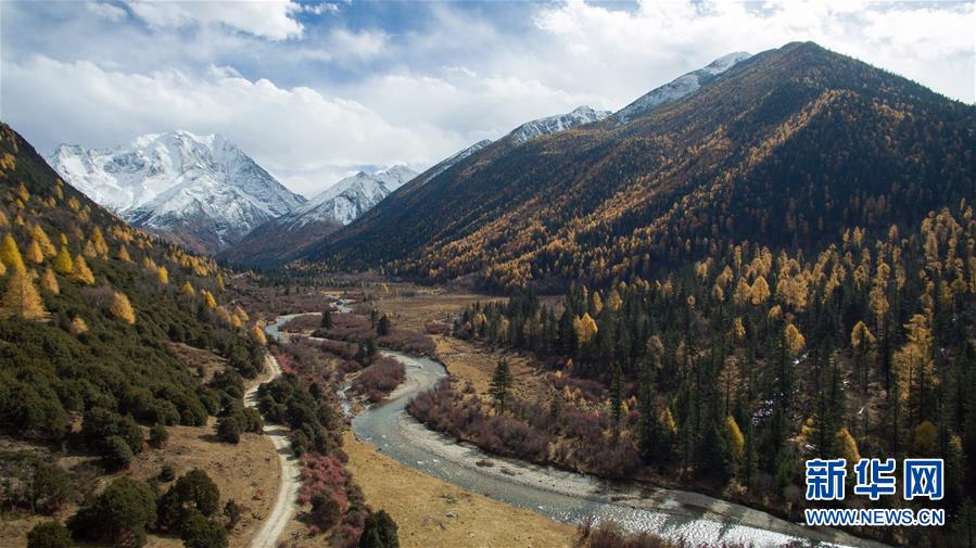 初冬を迎えた雅拉雪山、雄大な景色広がる　　四川省