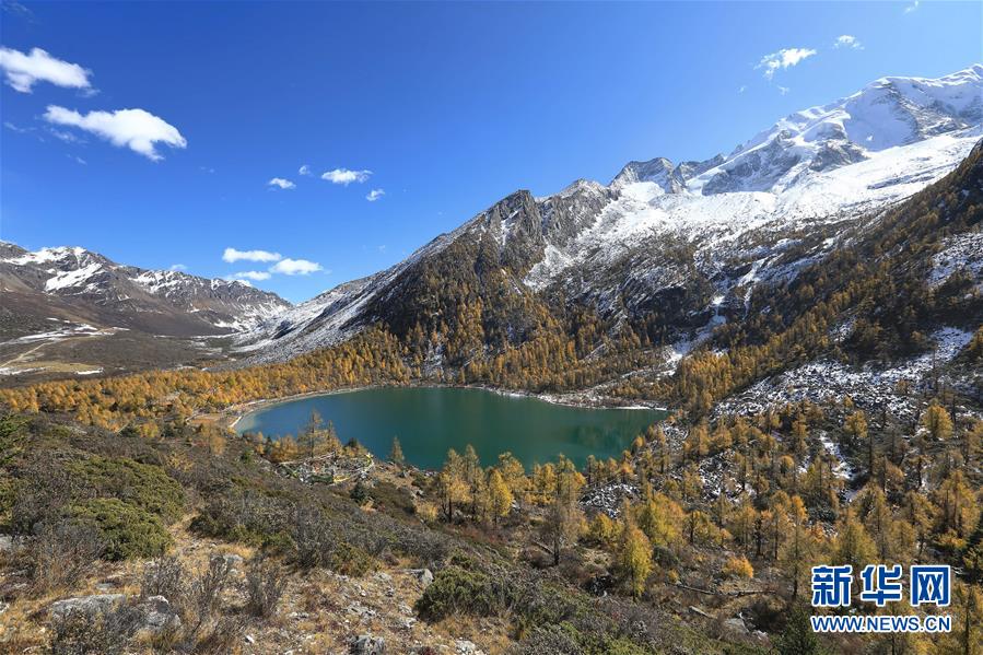 初冬を迎えた雅拉雪山、雄大な景色広がる　　四川省