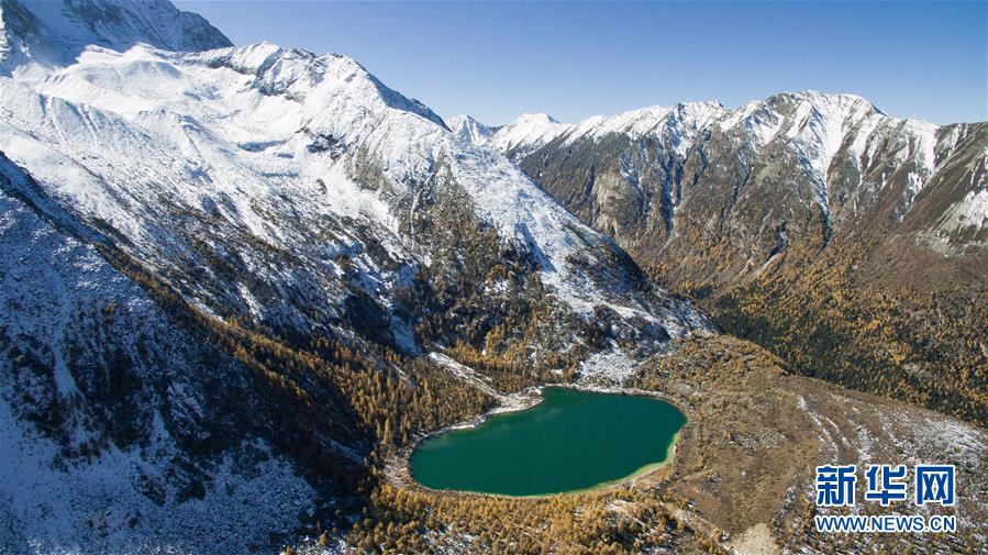 初冬を迎えた雅拉雪山、雄大な景色広がる　　四川省
