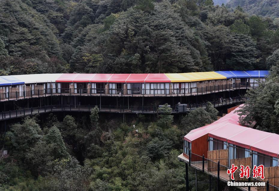 山を取り囲むように建つ七色のホテル　まるで山にかかる虹　重慶