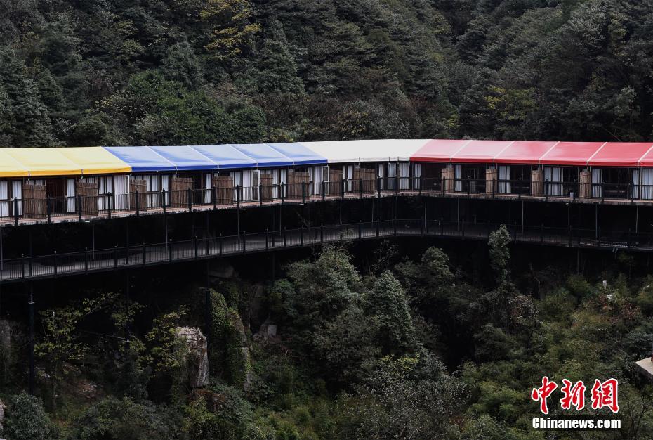 山を取り囲むように建つ七色のホテル　まるで山にかかる虹　重慶