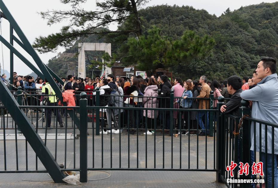 スリル満點(diǎn)のアトラクション　崖の上のブランコ　重慶