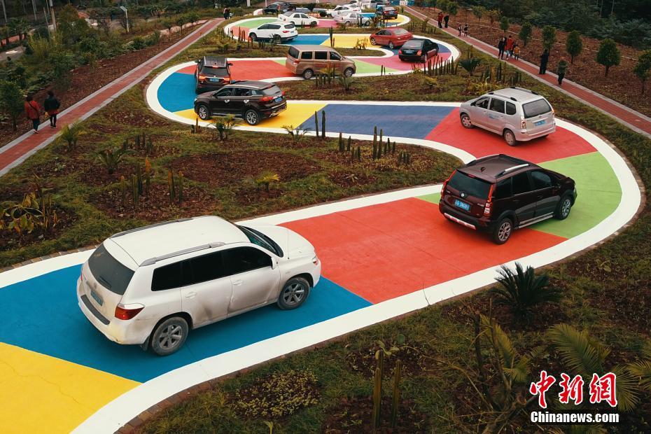 「カラフルなS字道路」が登場　重慶市