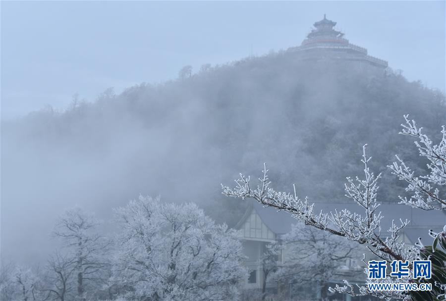 絵畫のような美しい雪景色　樹氷で飾られた張家界の山