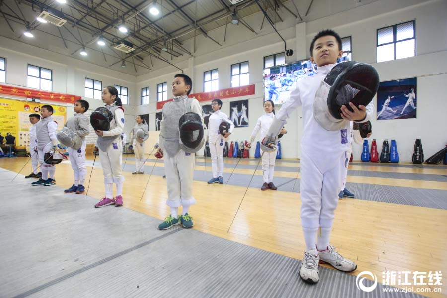 中世騎士のような華麗な動(dòng)き　小學(xué)校のフェンシングクラス　杭州市