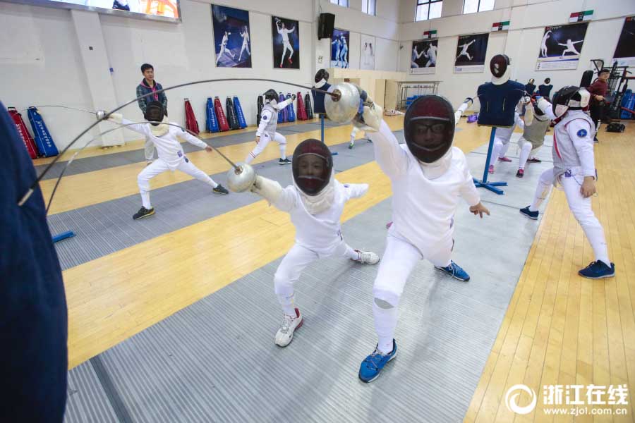 中世騎士のような華麗な動き　小學(xué)校のフェンシングクラス　杭州市