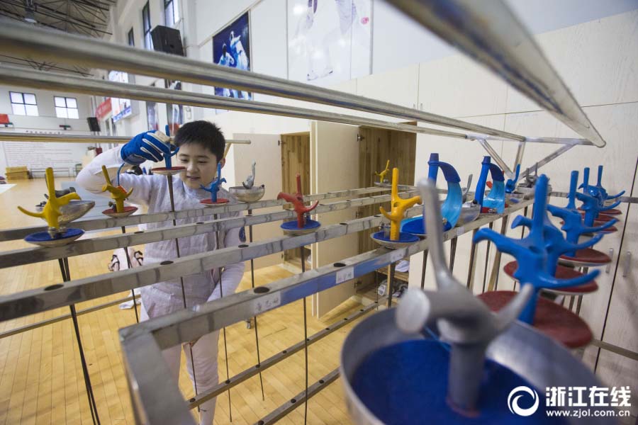 中世騎士のような華麗な動(dòng)き　小學(xué)校のフェンシングクラス　杭州市