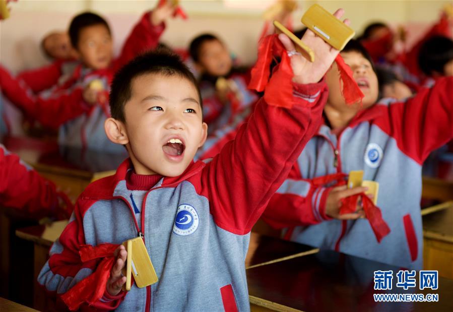 中國伝統(tǒng)の打楽器「手指快板」のリズムに合わせて古典名文を朗読　河北省