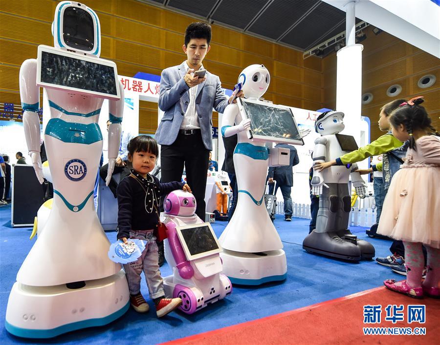 中國國際ハイテク成果交易會で各種ロボットが人気を博す