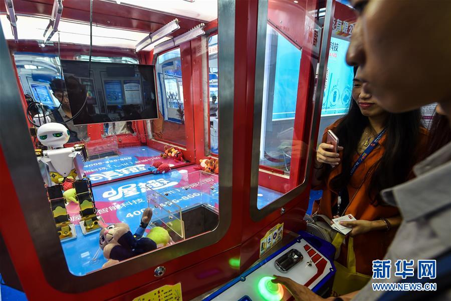 中國國際ハイテク成果交易會で各種ロボットが人気を博す