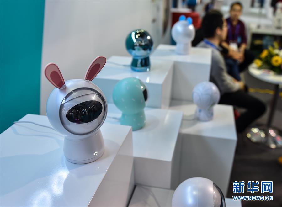 中國(guó)國(guó)際ハイテク成果交易會(huì)で各種ロボットが人気を博す