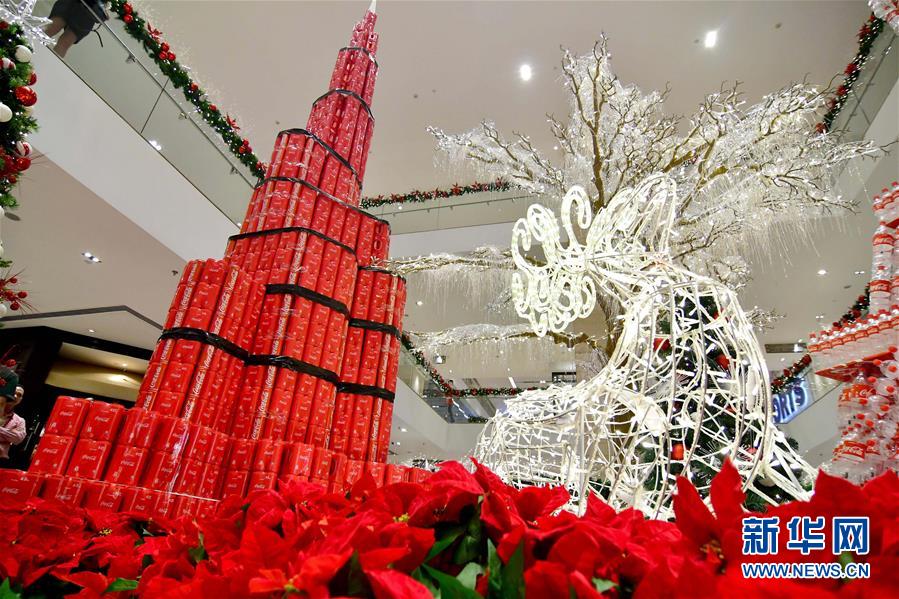 ショッピングモールにペットボトルや缶でできた有名建築物登場　マレーシア