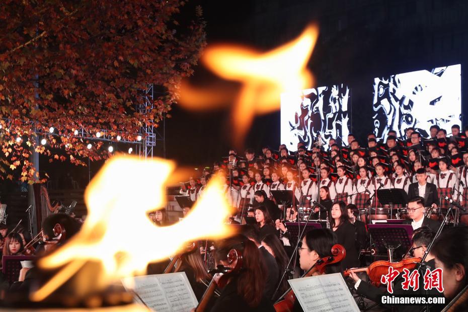 響く「平和への祈り」、詩歌で南京大虐殺の犠牲者弔う