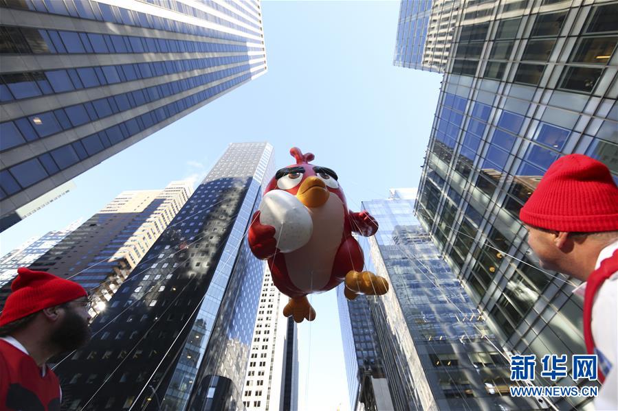 ニューヨークの感謝祭パレード、多くのキャラクターバルーン空を舞う　米國