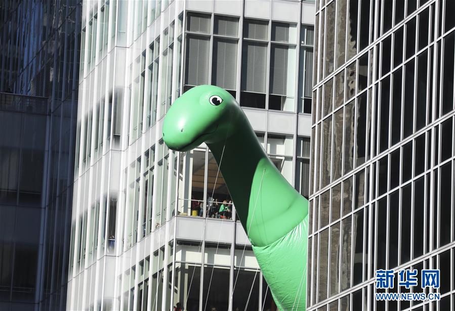 ニューヨークの感謝祭パレード、多くのキャラクターバルーン空を舞う　米國