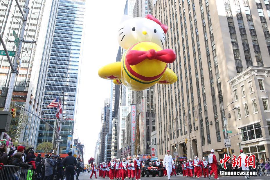 ニューヨークの感謝祭パレード、多くのキャラクターバルーン空を舞う　米國