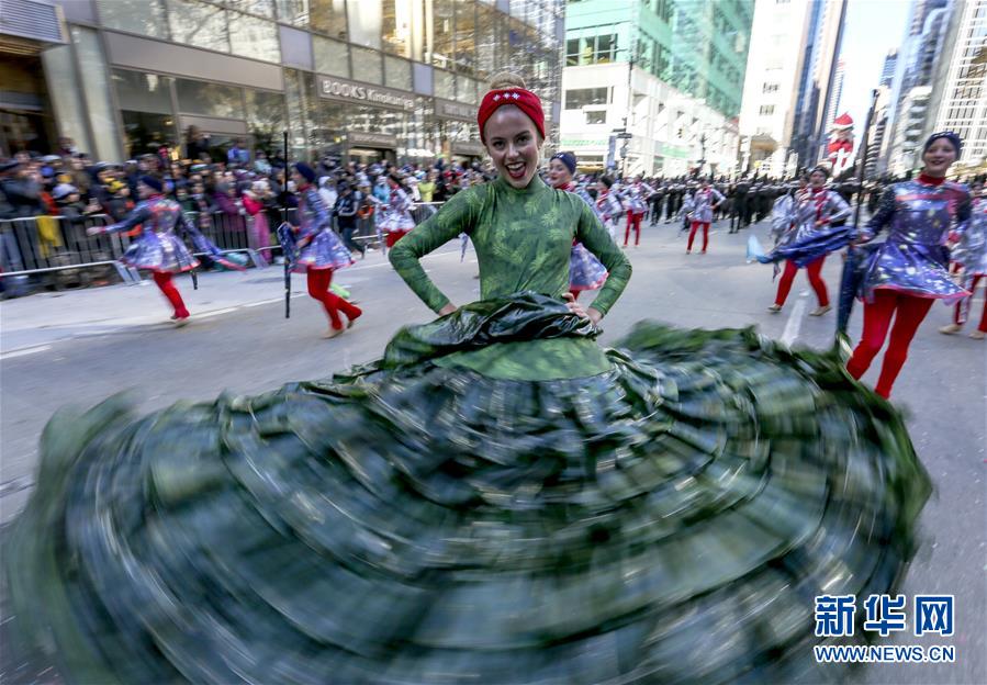 ニューヨークの感謝祭パレード、多くのキャラクターバルーン空を舞う　米國(guó)