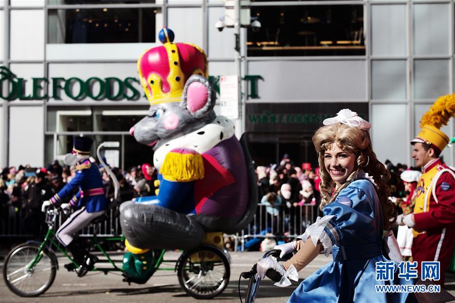 ニューヨークの感謝祭パレード、多くのキャラクターバルーン空を舞う　米國
