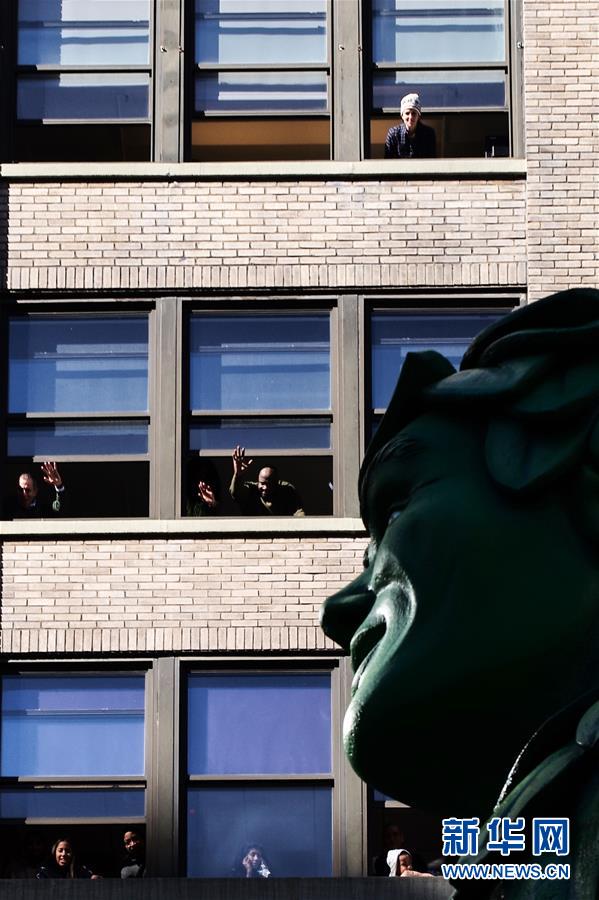 ニューヨークの感謝祭パレード、多くのキャラクターバルーン空を舞う　米國(guó)