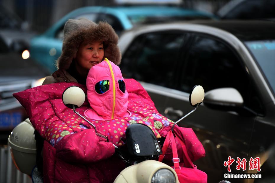 「春の都市」昆明が一夜で冬入り、市民は厚手のコートに衣替え