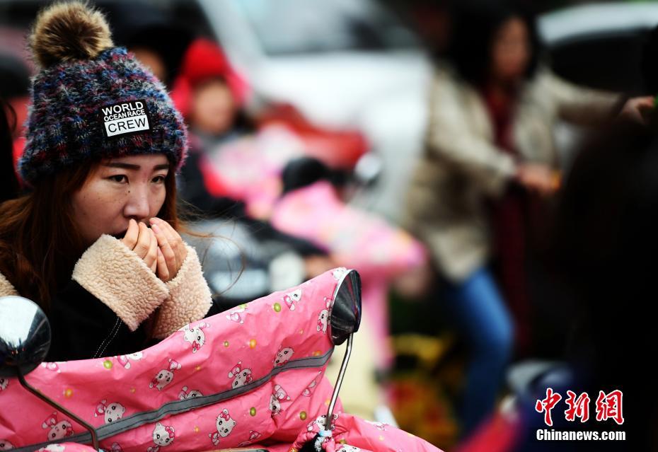 「春の都市」昆明が一夜で冬入り、市民は厚手のコートに衣替え