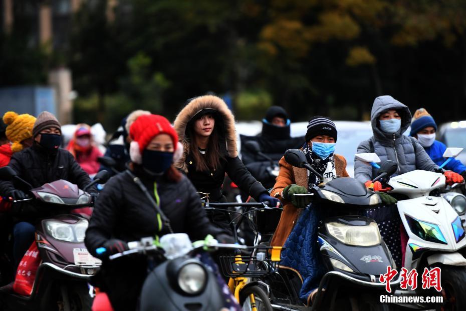 「春の都市」昆明が一夜で冬入り、市民は厚手のコートに衣替え
