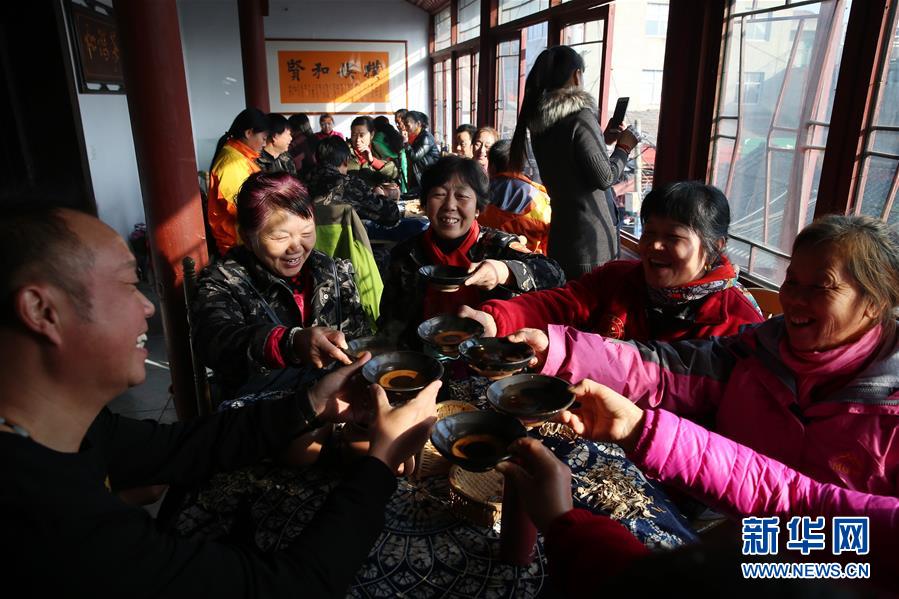 千年の歴史ある古鎮(zhèn)の茶館で過(guò)ごすくつろぎのひととき　安徽省