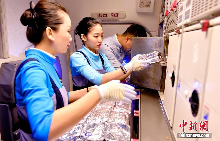 臺灣地區(qū)の客室乗務(wù)員が廈門航空機で初アテンド　