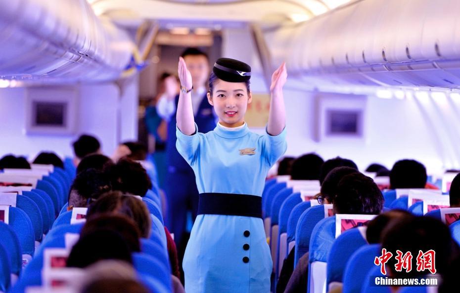 臺(tái)灣地區(qū)の客室乗務(wù)員が廈門航空機(jī)で初アテンド　