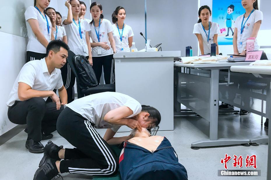 臺灣地區(qū)の客室乗務(wù)員が廈門航空機で初アテンド　