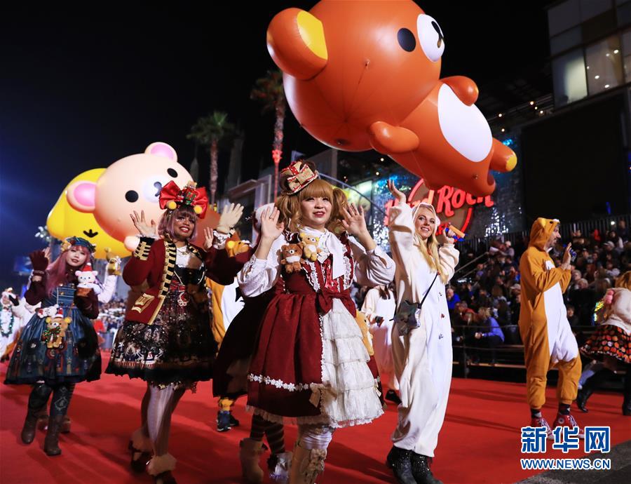 様々なコスプレで行進(jìn)　第86回ハリウッド?クリスマスパレード開催