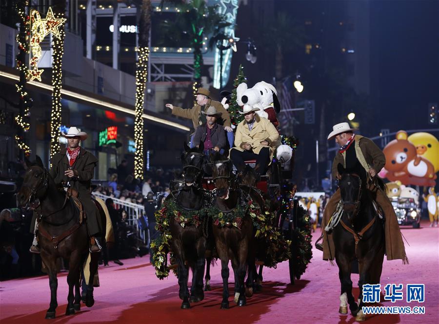 様々なコスプレで行進　第86回ハリウッド?クリスマスパレード開催