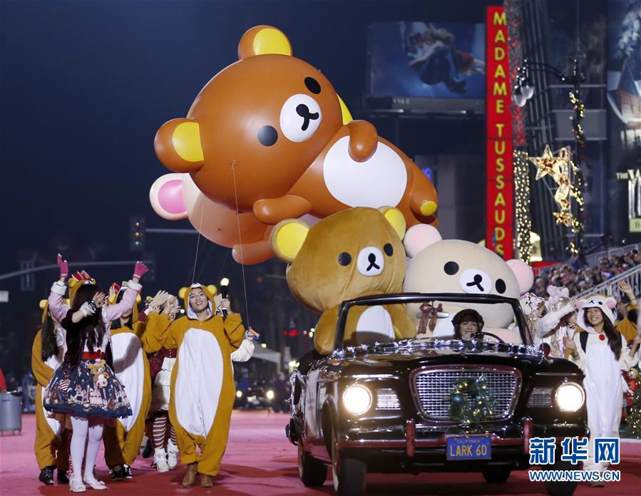 様々なコスプレで行進(jìn)　第86回ハリウッド?クリスマスパレード開催