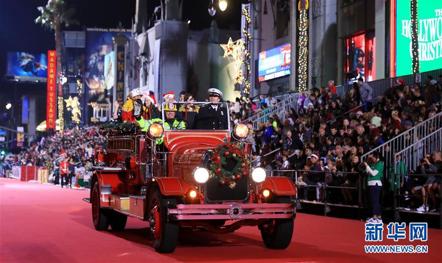 様々なコスプレで行進　第86回ハリウッド?クリスマスパレード開催