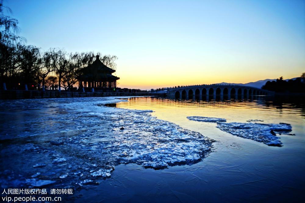 頤和園昆明湖の湖面に映える美しい夕日　北京市