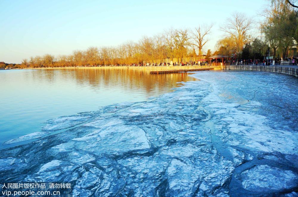 頤和園昆明湖の湖面に映える美しい夕日　北京市
