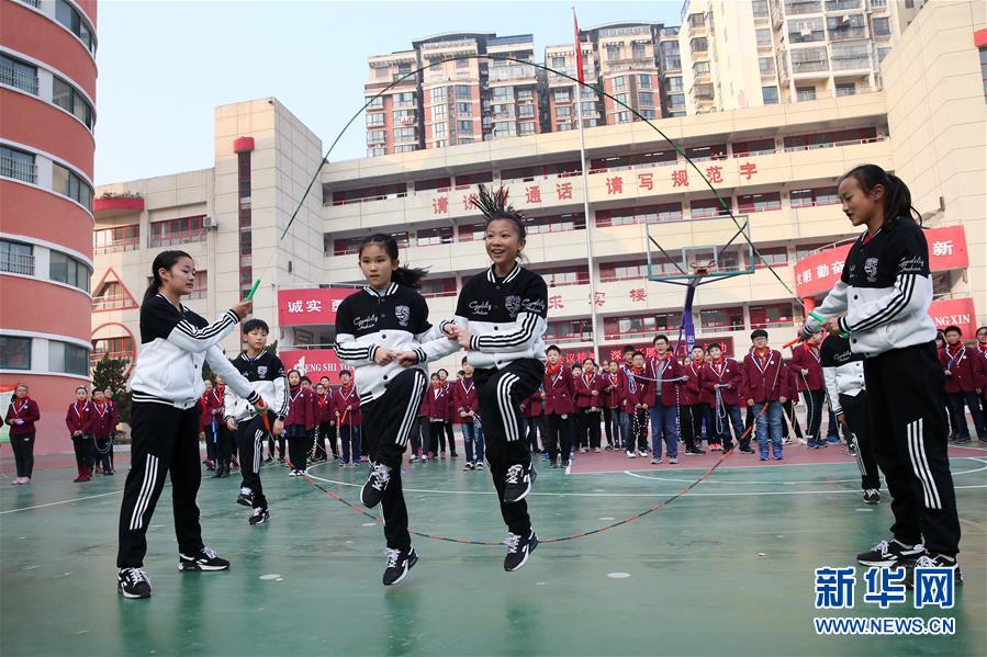 軽快な音楽に合わせて跳ぶ「花式縄跳び」が小學校で流行中　安徽省