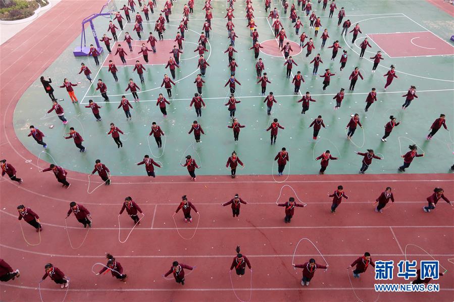 軽快な音楽に合わせて跳ぶ「花式縄跳び」が小學(xué)校で流行中　安徽省