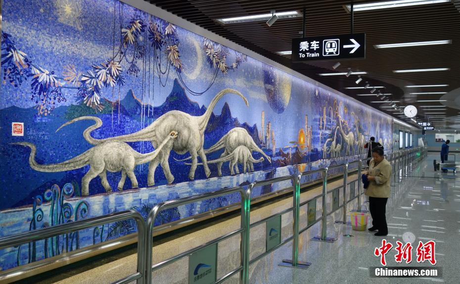 成都初の地下鉄環(huán)狀路線まもなく開通　各駅を彩るアート作品
