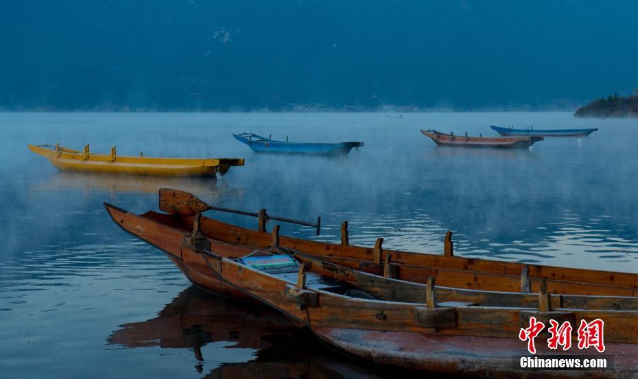 空色に染まる湖面　四川省と雲(yún)南省の境に跨る神秘的な瀘沽湖