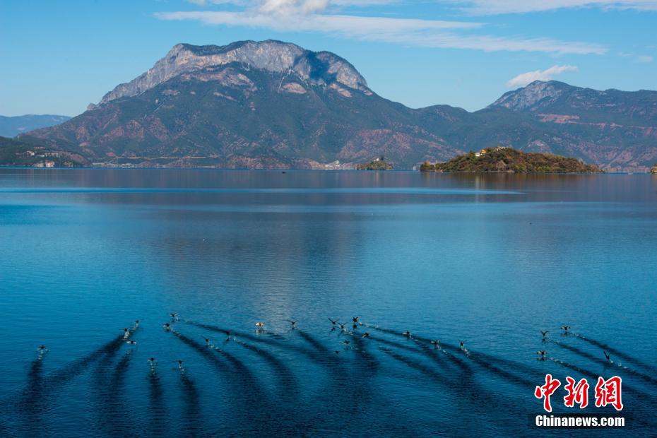 空色に染まる湖面　四川省と雲(yún)南省の境に跨る神秘的な瀘沽湖